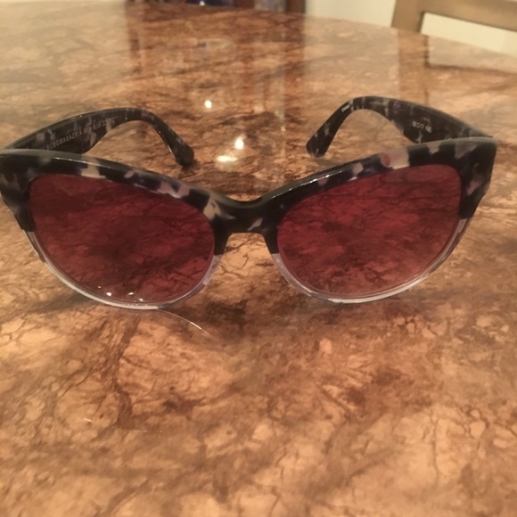 BCBG Accessories - Women’s BCBG Sunglasses. No scratches!!!😎 BCBG Accessories - Women’s BCBG Sunglasses. No scratches!!!😎